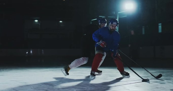 Two professional hockey players go to Luda in the fight for the puck. the power reception