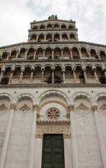 Eglise di san michele in foro, porte d'entr&eacute;e. Lucques, Toscane, Italie.