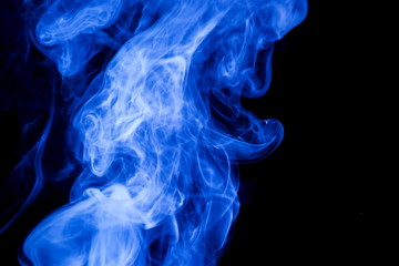 Obraz premium Blue smoke on black background
