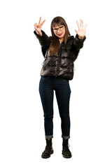 Obraz premium Full-length shot of Woman with glasses counting seven with fingers