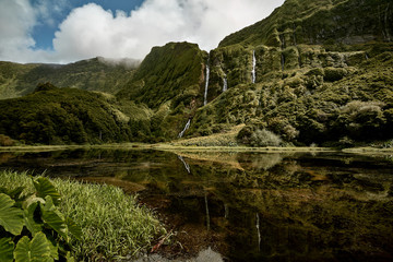 Ein See mit Wasserfällen auf den Azoren.