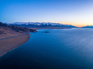 Fototapeta na wymiar sunset scenery of Sayram Lake Lake Xinjiang China 