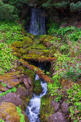 Kleiner Wasserfall in einem Park