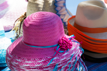 Kolorowe kapelusze © Heroc