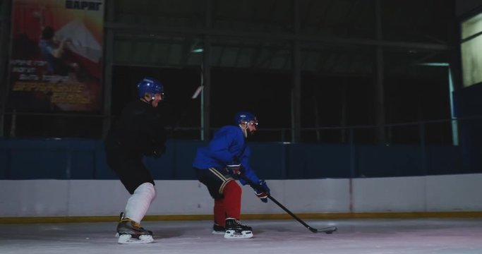 Two professional hockey players go to Luda in the fight for the puck. the power reception