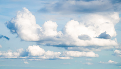 Obraz premium White clouds in sunny blue sky