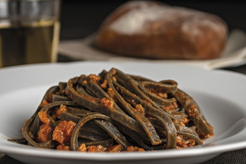 pasta al nero di seppia fettuccine al ragù primo piano