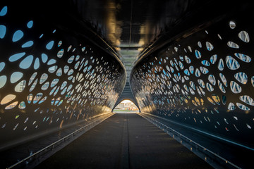 Antwerpen, Belgien - 02. 15. 2019: Tunnelbrücke Parkbrug - Innenraum der Parkbrücke, einer Fußgänger- und Radfahrerbrücke, die Park Spoor Noord über die Noorderplaats mit Het Eilandje verbindet