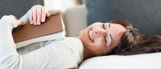 Jeune femme heureuse en train de lire