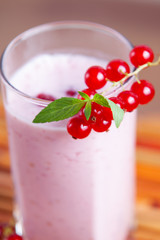 Redcurrant smoothie with mint