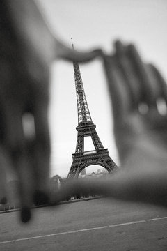 Fototapeta Eiffelturm in Hände gerahmt