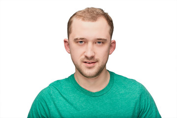Obraz premium Pokazuje zabawny młody człowiek w zielonej koszuli