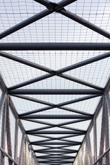 Metalic structure over a pedestrian walkway