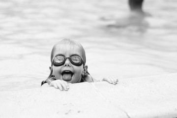 little girl whit swimming goggles