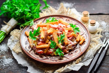 Meat salad with french fries and crackers.