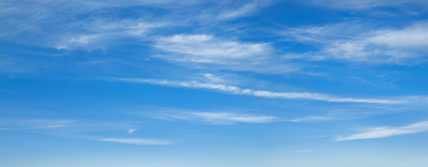 Fototapeta Blauer Himmel mit leichter Bewölkung obraz