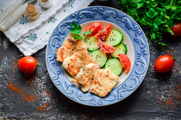  Fried pork with fresh cucumbers and tomatoes.