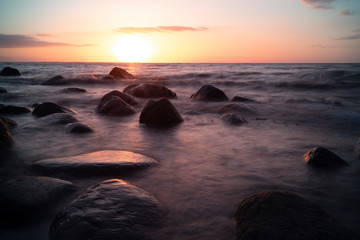 Sonnenuntergang am Steinstrand