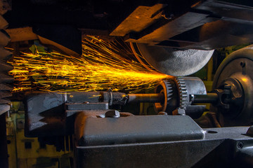 Grinding machine, grinding with sparks a gear wheel in the automotive industry