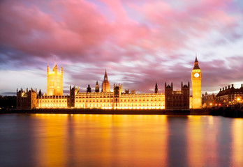 Fototapeta na wymiar Big ben and the Houses of Parliament from across the river thames at dusk