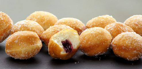 Berliner Pfannkuchen Krapfen mit Zucker