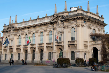 Obraz premium Plac z budynkiem Uniwersytetu Politechnicznego