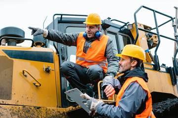 Vorarbeiter gibt Arbeiter im Tagebau Tipps und Anweisungen 