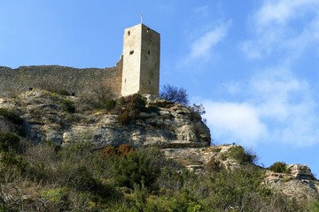 Fototapeta na wymiar Tour et remparts de la forteresse de Mornas près d'Orange, Vaucluse, France