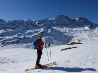 Fototapeta na wymiar cirque de Gavarnie randonnée en ski de montagne avec un jeune garçon dans la neige face nord du taillon