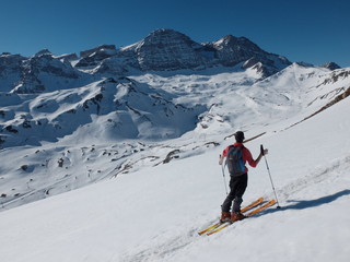 Fototapeta na wymiar Gavarnie, breche de Rolland, Taillon, randonnée en ski de montagne avec un jeune garçon dans la neige