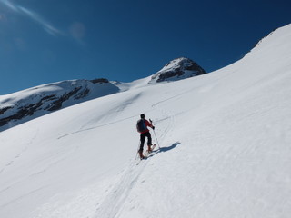 Fototapeta na wymiar randonnée en ski de montagne avec un jeune garçon dans la neige