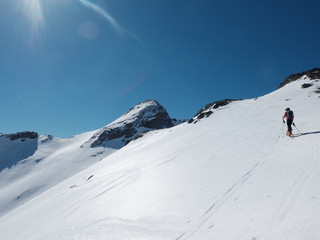 randonnée en ski de montagne avec un jeune garçon dans la neige