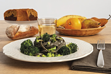 pasta al nero di seppia con broccoli da sopra piatto tondo