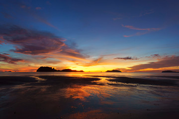 Obraz premium Beautiful sky sunrise landscape over the sea in the morning