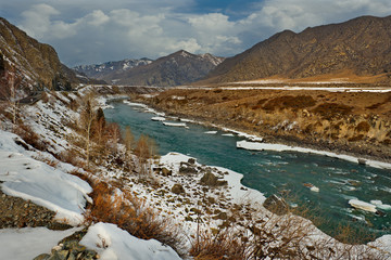 Obraz premium Russia. mountain Altai. Katun river along the Chui tract near the village of Maly Yaloman