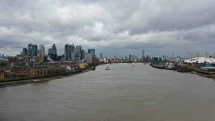 Naklejka premium Zdjęcie lotnicze z lotu ptaka zrobione przez drona Canary Wharf skyline widziana z Tamizy z pięknym pochmurnym niebem, Isle of Dogs, Londyn, Wielka Brytania