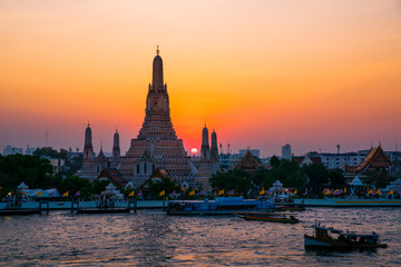 Fototapeta na wymiar Sunset at Arun Temple or Wat Arun, locate at along the Chao Phraya river with a colorful sky in Bangkok, Thailand