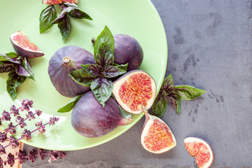 sliced figs with basil