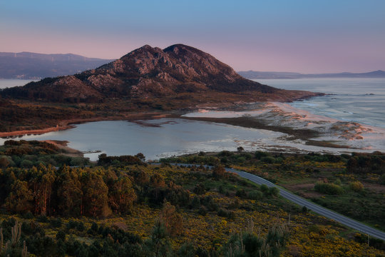 Monte Louro y lagoa de Louro, en Louro, Muros, A Coru&ntilde;a
