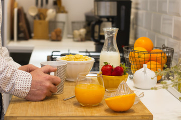 Hombre con taza de café en la cocina desayuno