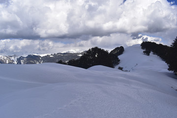 Fototapeta na wymiar Snow peaks view from jalori pass