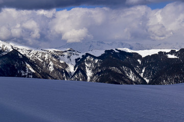 Fototapeta na wymiar Snow peaks view from jalori pass
