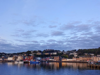 Fototapeta na wymiar Abenddämmerung über der Hafenstadt Oban in Schottland mit McCaig’s Tower im Hintergrund