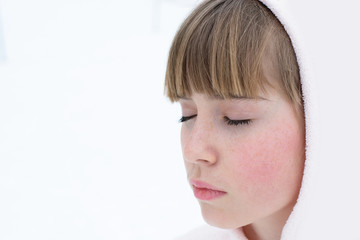 Mädchen (geschlossene Augen)