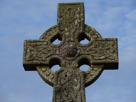 Keltisches Kreuz auf dem Dervaig old burial ground auf der Isle of Mull in Schottland