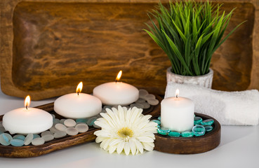 Obraz na płótnie Canvas spa setting with candle and flowers