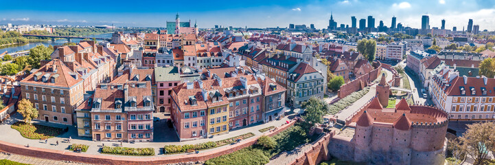 Panele Szklane  Panoramiczny widok na Warszawę w letni dzień w Polsce. Stare miasto i centrum miasta