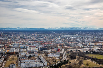 Aussicht vom Olympiaturm in München zu den Alpen