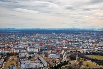Aussicht vom Olympiaturm in München zu den Alpen