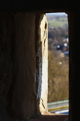 Male okno w zamku dla lucznikow